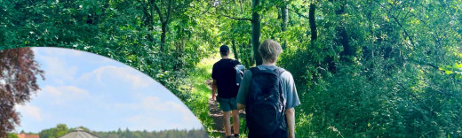 Zwei Personen auf einer Wanderung, ein Ausschnitt der Burg Hohnstein